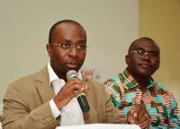 Jean-Louis Moulot instruit les populations de port-Bouet sur les innovations majeures contenues dans le projet de constitution