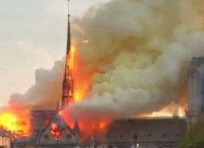 En direct, incendie en cours à la cathédrale Notre-Dame de Paris : La flèche s’est effondrée