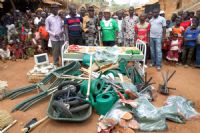 Daoukro/  Olivier Akoto (fils de la région) fait un don important en matériel de santé, de salubrité et agricole à la population d’Agni Assikasso