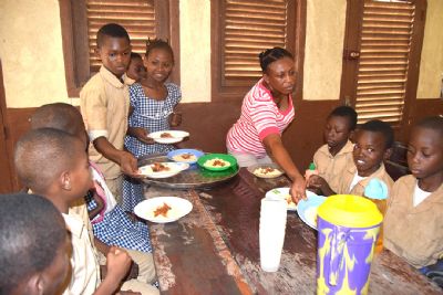 Les cantines scolaires bénéfiques au rendement scolaire de la jeune fille du Gontougo