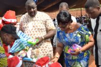 Noël des enfants à Toffo: Françoise Assogba et Arnaud Kélomey aux côtés des plus petits de Coussi