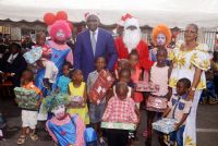 Arbres de noël/ Treichville: le Père Noël Amichia  comble plus de 2500 enfants