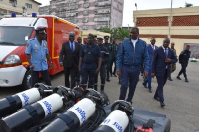 Inondations: Des engins de secours et du matériel remis aux pompiers
