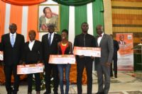 Les lauréats du prix ADO 2017 du Jeune Entrepreneur émergent reçoivent leurs chèques