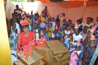Noël 2020 : La Fondation AWI offre des cadeaux aux enfants de la maternelle Nadiani Mory Fadiga