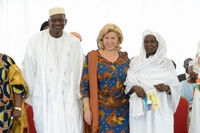 Dominique Ouattara à Sinématiali Dimanche, pour faire des dons aux populations