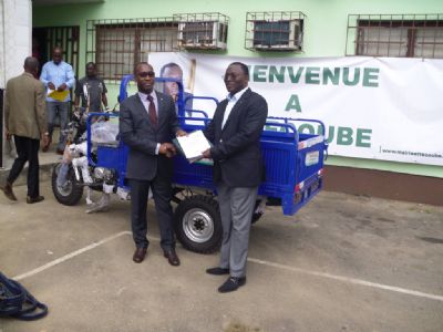 Valorisation des déchets plastiques à Attécoubé 28 millions Fcfa et du matériel offert : Le maire Danho Paulin aux jeunes : « Ramassez les sachets et gagnez de l’argent »