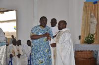 Jubilé d’or de la paroisse St Joseph Artisan d’Attécoubé: Le maire Danho Paulin offre une voiture au curé Bienguy Patric