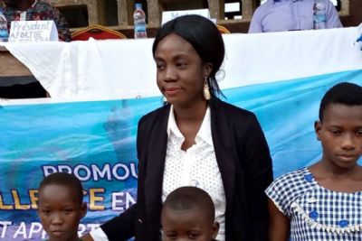 Des kits scolaires et du matériel sanitaire offerts à un groupe scolaire d’Alépé