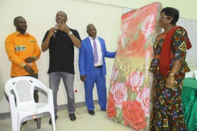 Amélioration des conditions de vie des étudiants de l’Université Jean Lorougnon Guédé de Daloa: Le Ministre Mamadou Touré offre 100 matelas et 200 chaises