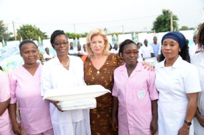 Centre de santé intégré de Dimbokro : La première Dame Dominique Ouattara offre 13 millions de fcfa d’équipements médicaux