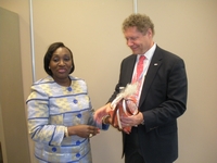 Genève : la ministre Raymonde Goudou rencontre le PDG de GAVI Alliance