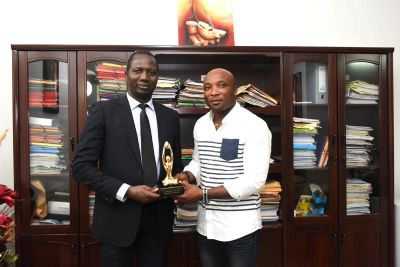 G I B 2018 : Youssouf Ouattara, prix meilleure performance d’innovation secteur industriel réceptionne son trophée