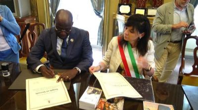 Coopération décentralisée : signature de partenariat entre Guiglo et Vercelli en Italie