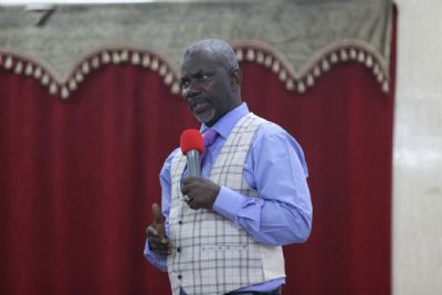 Cocody: L’Apôtre Angbozan Patrice prie pour la Paix en Côte d’Ivoire