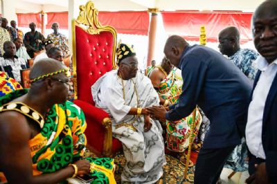 Hommage de l’Indénié-Djuablin : le Roi Nanan Boa Kouassi III de l’Indénié et la Royauté font des bénédictions pour le Président Alassane Ouattara