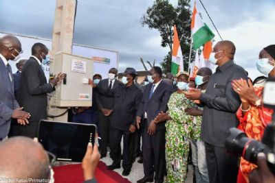 Électricité : le Président de la République, Alassane Ouattara, connecte le village de Nanan Assouakro au réseau national