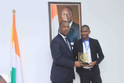 Prix national d’excellence 2018 : Le Ministre Mamadou Touré et Siaka Ouattara récompensent les meilleures associations de jeunesse et de civisme