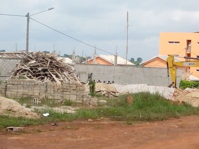 Effondrement d’un immeuble à Yamoussoukro: Le maître d’ouvrage arrêté, le propriétaire en fuite recherché, le député concepteur du plan convoqué devant le juge