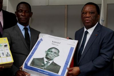 Elections régionales et municipales du 13 octobre 2018: La CEI remet des affiches et des spécimens de bulletins de vote aux candidats