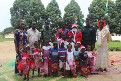 Arbre de Noël : les enfants de l’ancien camp d’Akouédo reçoivent des cadeaux