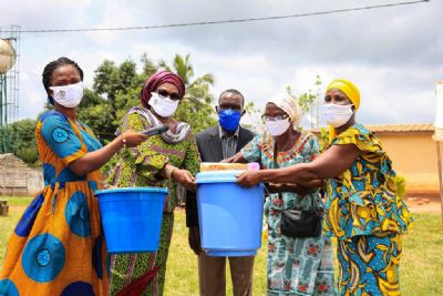 Coronavirus : le ministère de la Femme remet des kits de protection à 17 villages du canton Gbaloan sud (Daloa)