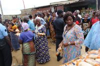 Quartiers sociaux et marchés de Cocody : Le maire N’goan offre 5 tonnes de sucre