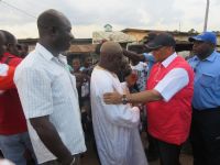 Le maire Samy Merhy offre un abri et des chaises à la jeunesse