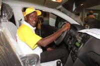 le journaliste Allui N’Guessan Norbert 1er gagnant de la voiture offerte pour la Méga Promo MTN Côte d’Ivoire.