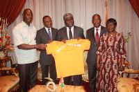 Mondial 2014/ Mambé, supporter N°1 d’Abidjan, reçoit son maillot de soutien aux éléphants