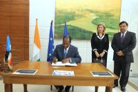 Attentat contre Charlie Hebdo : le président ivoirien a signé le livre de condoléances