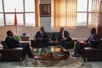 L’ambassadeur de l’Inde fait ses adieux à Bruno Koné.