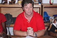 Guillaume Verhaeghe, PDG de COCOFUN offre la flamme de Cocofun, la Bougie de l’Afrique aux enfants du monde