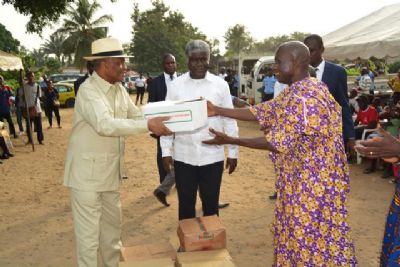 Fêtes de fin d’année et nouvel an : Le chef de l’Etat et le Maire N’goan offrent des kits alimentaires et 14 boeufs aux populations de Cocody