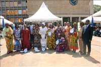 Lutte contre la cherté de la vie : le Président Ouattara offre 1000 balances aux commerçantes du vivrier