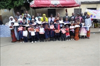 Des kits scolaires offerts à des écolières d’Abobo