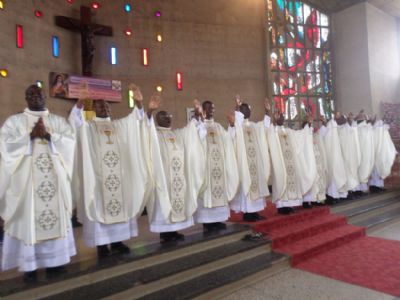 RDC: l’Église catholique appelle les prêtres pères de famille à renoncer à leurs fonctions religieuses