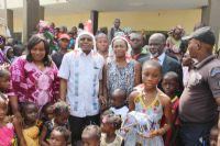 Fêtes de fin d’année: la caravane du Restau du cœur comble les enfants d’Anyama