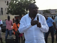 Treichville Amichia prie avec les fidèles musulmans