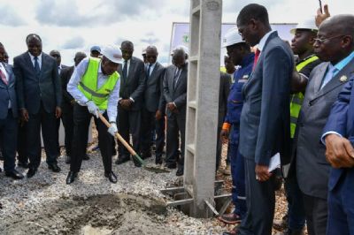 Electricité Pour Tous : le Premier Ministre Amadou Gon Coulibaly procède au lancement des travaux d’extension du réseau électrique dans 29 quartiers de Man