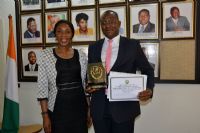 Quatre agents les plus méritants du secteur des médias récompensés