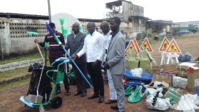 L’ANAGED remet du matériel de salubrité aux pré-collecteurs d’ordures d’Abengourou
