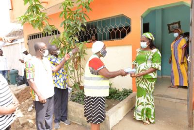 Deuxième phase de distribution des sacs poubelles : 23 700 rouleaux remis à des ménages du District d’Abidjan