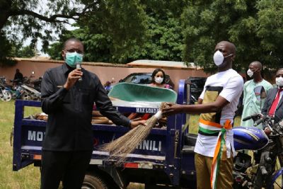 Lutte contre l’insalubrité urbaine : Sidi Touré équipe la mairie de Béoumi