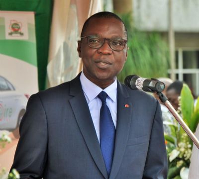 Éducation nationale : Le ministre Amadou Koné offre des tables-bancs au lycée moderne 2 de Bouaké