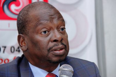 Une cérémonie de remise de 500 tables-bancs à Lakota