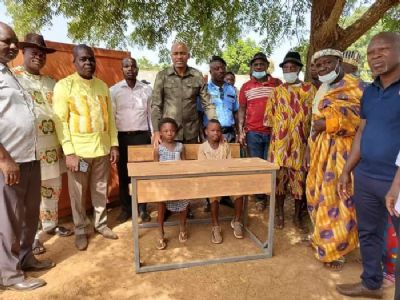 Vavoua : Le maire Kalou soulage des écoliers et des veuves