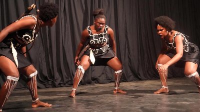 À Abidjan, l'histoire des amazones du Dahomey revit sur scène