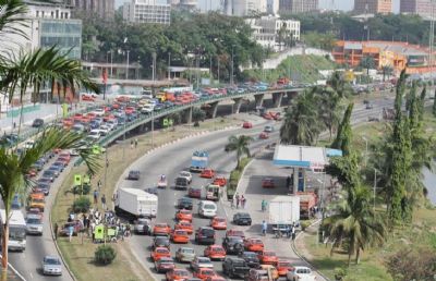 Contre la pollution, le gouvernement veut introduire des voitures électriques (Feature)