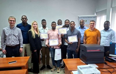 Détection des fraudes : les agents du Bureau de la Fraude Documentaire de l'aéroport d'Abidjan formés à l'utilisation de l'outil Regula 4306M